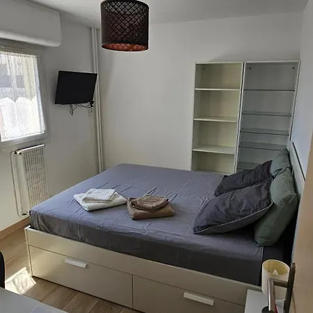 Spacieux appartement 90m2 4 chambres, proche mer, climatisation, tout confort entier ou à la chambre Tolone