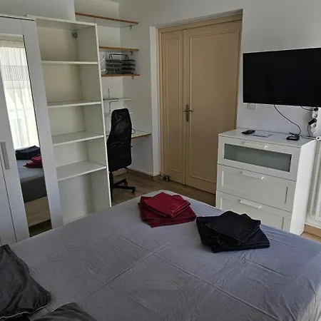 Spacieux appartement 90m2 4 chambres, proche mer, climatisation, tout confort entier ou à la chambre * Tolone