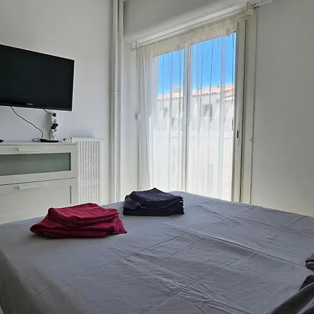 Spacieux appartement 90m2 4 chambres, proche mer, climatisation, tout confort entier ou à la chambre *