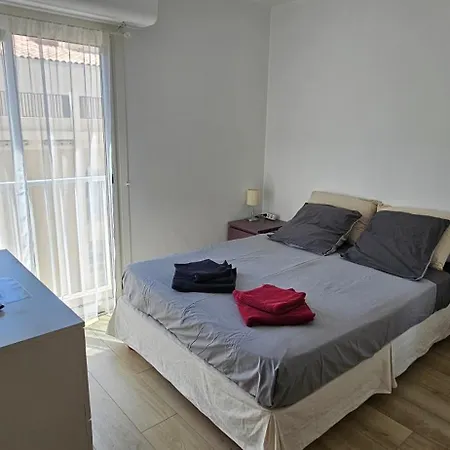 Spacieux appartement 90m2 4 chambres, proche mer, climatisation, tout confort entier ou à la chambre Tolone